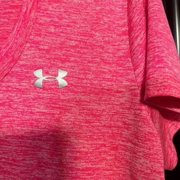🔥3 for $25🔥 EUC- HOT PINK UNDER ARMOUR HEAT GEAR ATHLETIC TOP SZ M - Picture 3 of 6